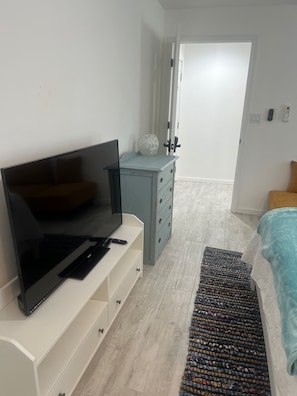 1 habitación, tabla de planchar con plancha, wifi y ropa de cama