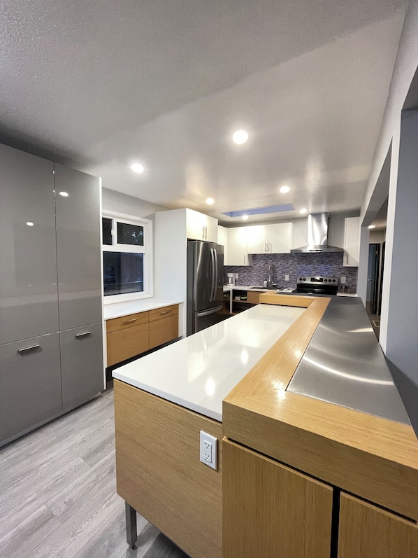 Fridge, microwave, oven, stovetop - Pacific Pearl Retreat (Victoria)