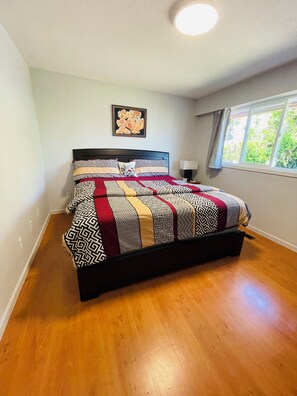 4 bedrooms, iron/ironing board, free WiFi, bed sheets - Pacific Pearl Retreat (Victoria)