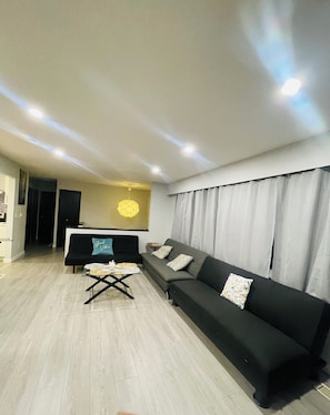 Smart TV, fireplace, table football, books - Pacific Pearl Retreat (Victoria)