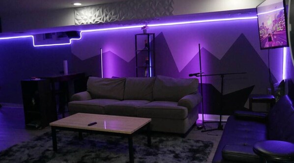 Interior - Charming 2-bedroom house in perfect Chicago with WiFi, AC , Lower level Suite (Chicago)