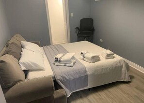 2 bedrooms, iron/ironing board, WiFi, bed sheets - Charming 2-bedroom house in perfect Chicago with WiFi, AC , Lower level Suite (Chicago)