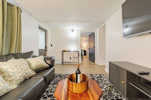 A cozy 1-bedroom apartment with massaging bed. Close to FSU, FAMU, AIRPORT &I10.