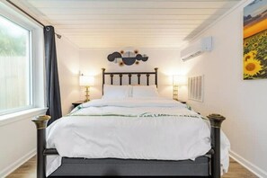 1 slaapkamer, een bureau, een strijkplank/strijkijzer, wifi