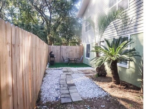 A cozy 1-bedroom apartment with massaging bed. Close to FSU, FAMU, AIRPORT &I10.