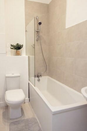 Secador de pelo, bidet, toallas, jabón