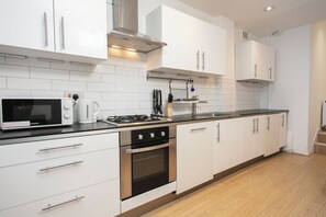 Fridge, microwave, stovetop, dishwasher - Cozy 2-Bed Apartment in Notting Hill! Wi-Fi! Bathtub! Sleeps 4 (London)