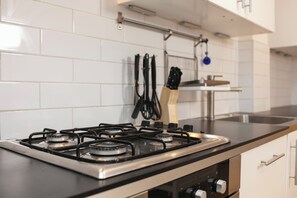 Fridge, microwave, stovetop, dishwasher