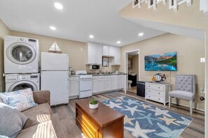 Apartamento moderno com cozinha, sala de estar e sala de jantar.