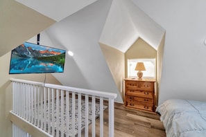 Free WiFi, bed sheets - By the Bayou, Close to Downtown, Centrally Located (Pensacola)