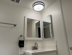 Haartrockner, Handtücher, Seife, Shampoo