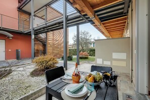 Apartamento família, vários quartos (Residence Due Laghi) | Opções para refeição ao ar livre