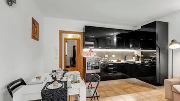 Fridge, oven, stovetop, coffee/tea maker