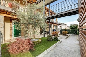 Family Apartment, Multiple Bedrooms (Residence Due Laghi) | Property grounds