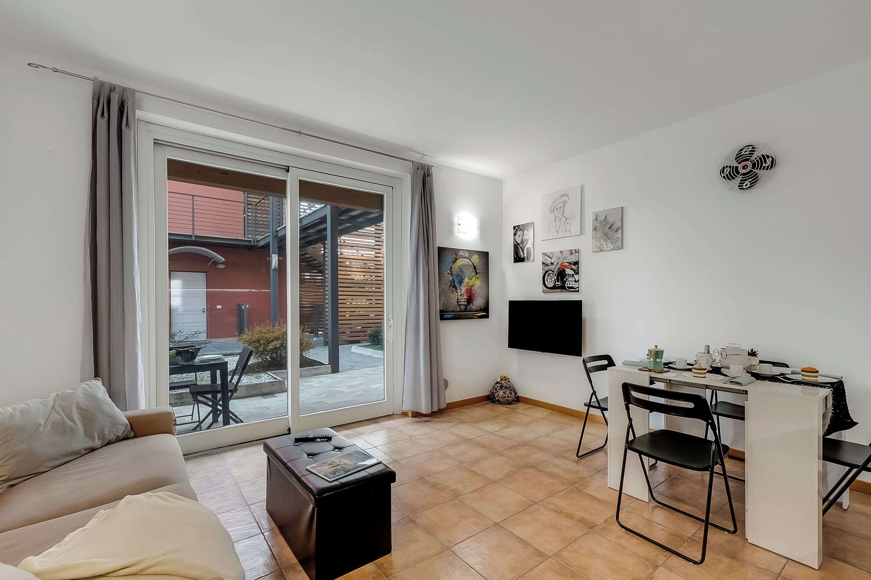 Appartement familial, plusieurs chambres (Residence Due Laghi) | Aire de séjour | Téléviseur à écran plat de 21 po avec télévision numérique