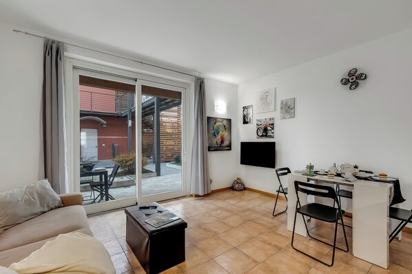 Appartement familial, plusieurs chambres (Residence Due Laghi) | Aire de séjour | Téléviseur à écran plat de 21 po avec télévision numérique