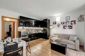 Appartement familial, plusieurs chambres (Residence Due Laghi) | Aire de séjour | Téléviseur à écran plat de 21 po avec télévision numérique