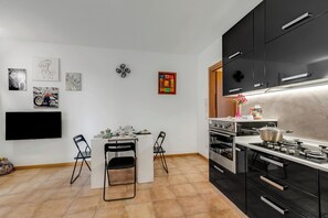 Appartement familial, plusieurs chambres (Residence Due Laghi) | Cuisine privée | Réfrigérateur, un four, surface de cuisson, cafetière-théière