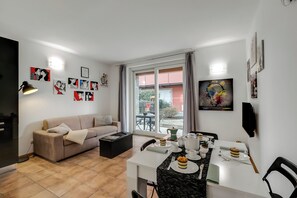 Family Apartment, Multiple Bedrooms (Residence Due Laghi) | Living area | 21-inch flat-screen TV with digital channels - Residence Due Laghi (Ispra)