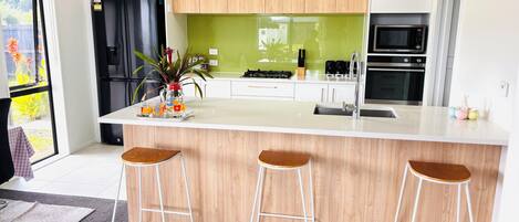 Kylskåp, mikrovågsugn, ugn och spishäll