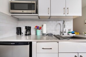 Microondas, horno y placa de cocina