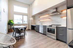 Microondas, horno y placa de cocina