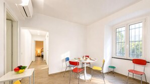 Un espacio habitable amplio y luminoso con comedor, sofá y vistas al exterior.