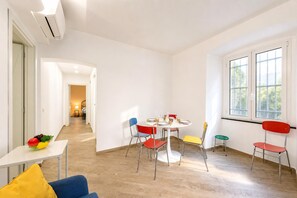 Un espacio habitable amplio y luminoso con comedor, sofá y vistas al exterior.