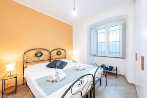Family Apartment, 2 Bedrooms, Microwave (Central Flat with Private Parking in) | 2 bedrooms - Central Flat With Private Parking in Genova (Genoa)