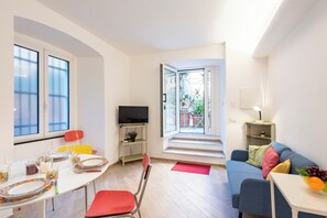 Familieleilighet, flere soverom (Central Flat In Genova) | Oppholdsområde | En 21-tommers Flatskjerm-TV med kabel-kanaler