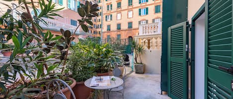 Family Apartment, Multiple Bedrooms (Central Flat In Genova) | Outdoor dining