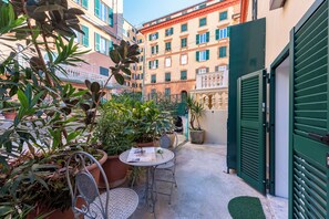 Departamento familiar, varias habitaciones (Central Flat In Genova) | Restaurante al aire libre