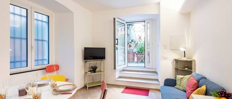 Family Apartment, Multiple Bedrooms (Central Flat In Genova) | Living area | 21-inch flat-screen TV with cable channels