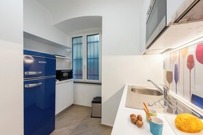 Departamento familiar, varias habitaciones (Central Flat In Genova) | Cocina privada | Refrigerador, microondas, horno y parrilla de estufa 