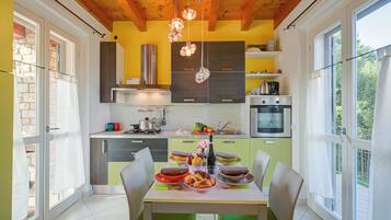 Fridge, oven, stovetop, dishwasher