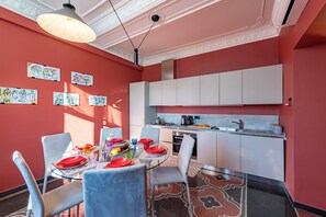 Standard-Apartment, Mehrere Schlafzimmer, Meerseite (Precious House Genova Porto Antico) | Eigene Küche | Kühlschrank, Ofen, Herdplatte, Geschirrspüler