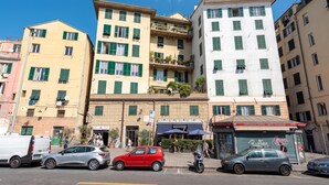 A multi-story building with a ground-floor commercial space, including a restaurant and a shop. - Precious House Genova Porto Antico (Genoa)