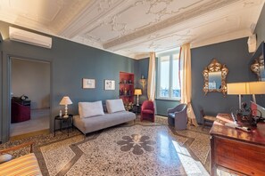 Standard-Apartment, Mehrere Schlafzimmer, Meerseite (Precious House Genova Porto Antico) | Wohnbereich