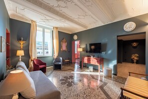 Standard-huoneisto, useita makuuhuoneita, meren rannalla (Precious House Genova Porto Antico) | Oleskelualue | 21–tuumainen äly-TV, jossa kaapelikanavat