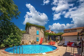 Sesongbasert utendørsbasseng