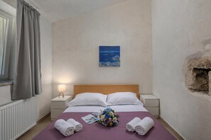 Family House, Multiple Bedrooms, 2 Bathrooms (Casa Acqua) | 3 bedrooms, iron/ironing board, free WiFi, bed sheets - Casa Acqua (Rasa)