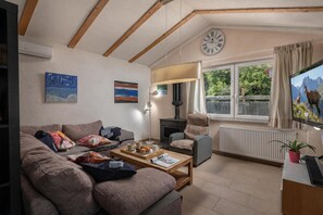 Family House, Multiple Bedrooms, 2 Bathrooms (Casa Acqua) | Living area | 21-inch Smart TV with cable channels, fireplace, stereo - Casa Acqua (Rasa)