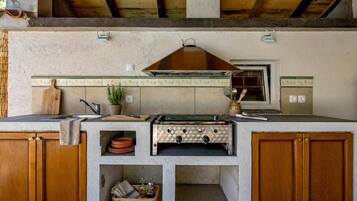Family House, Multiple Bedrooms, 2 Bathrooms (Casa Acqua) | Private kitchen | Fridge, microwave, oven, stovetop