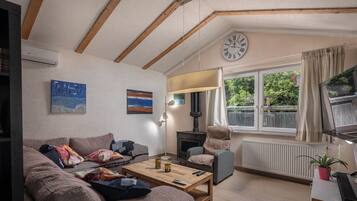 Familienhaus, 3 Schlafzimmer, 2 Bäder (Casa Acqua) | Wohnbereich | 21-Zoll-Smart-TV mit Kabelempfang, Kamin, Stereoanlage