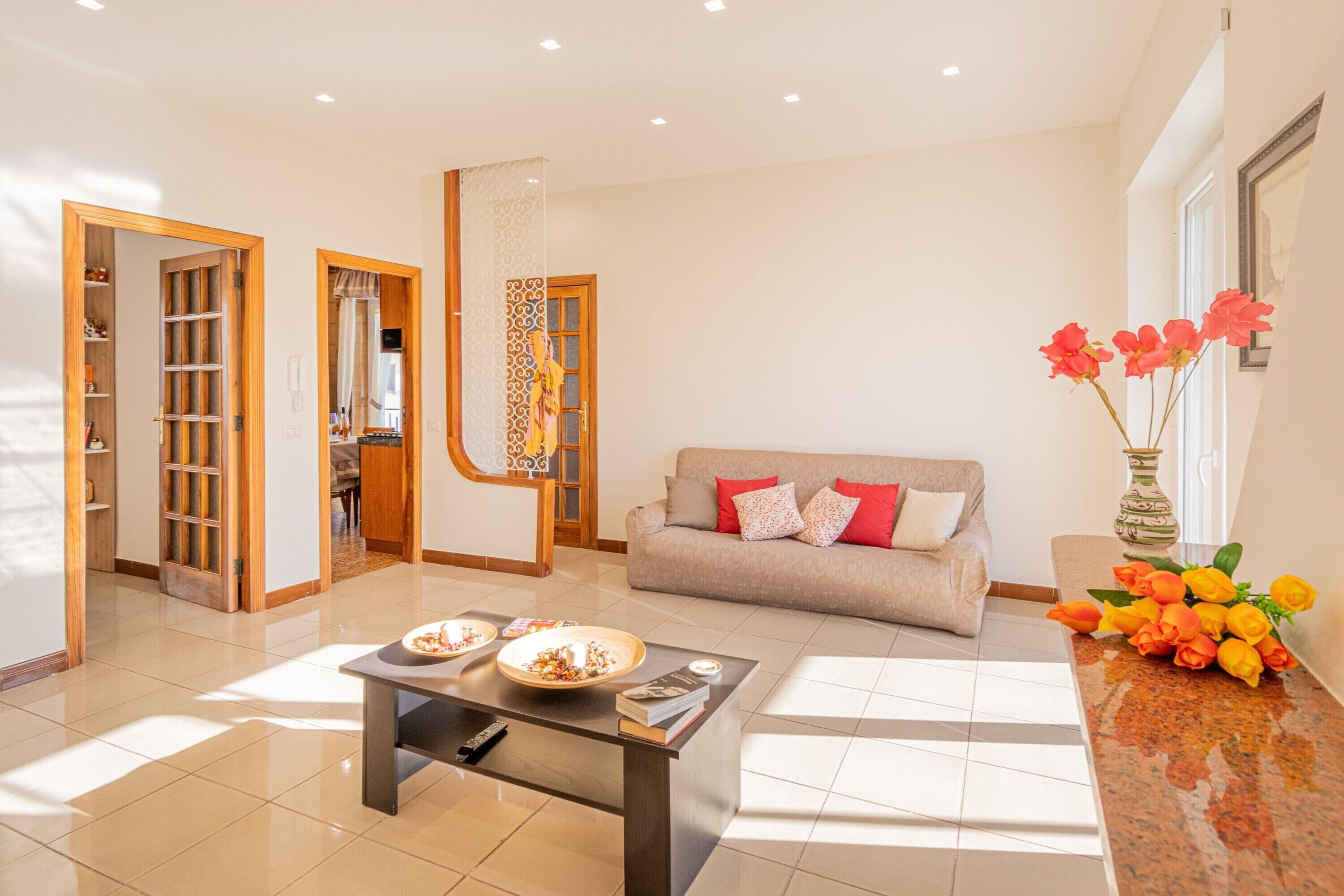Căn hộ dành cho gia đình, 3 phòng ngủ, lò sưởi (Bright Apartment Private Parking) | Khu phòng khách | Smart TV 