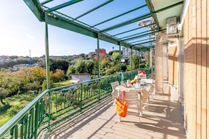 Family Apartment, 3 Bedrooms, Fireplace (Bright Apartment Private Parking) | Outdoor dining - Bright Apartment Private Parking Naples (Naples)