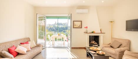 Appartement Familial, 3 chambres, cheminée (Bright Apartment Private Parking) | Coin séjour