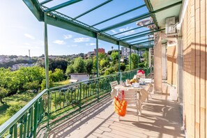 Outdoor dining - Bright Apartment Private Parking Naples (Naples)