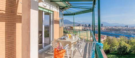 Family Apartment, 3 Bedrooms, Fireplace (Bright Apartment Private Parking) | Outdoor dining