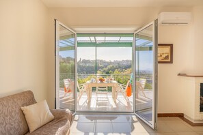 21-tums smart-tv med digitalkanaler och eldstad